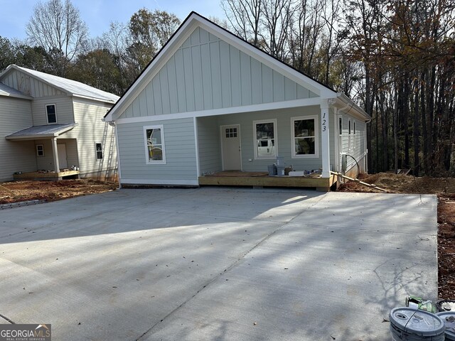 view of front facade featuring covered porch