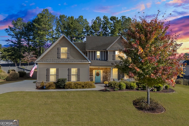 view of front of house featuring a yard