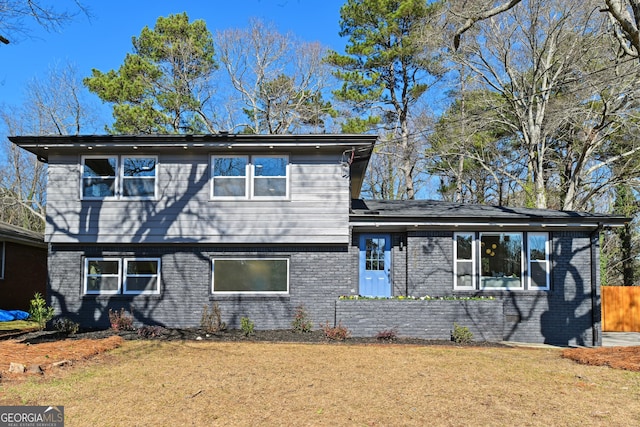 tri-level home featuring a front lawn