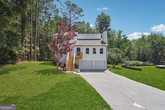 view of front of property featuring a front lawn and a garage