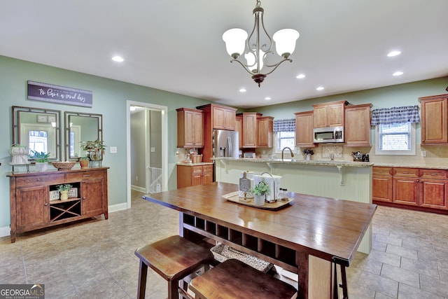 dining area featuring sink and an inviting chandelier