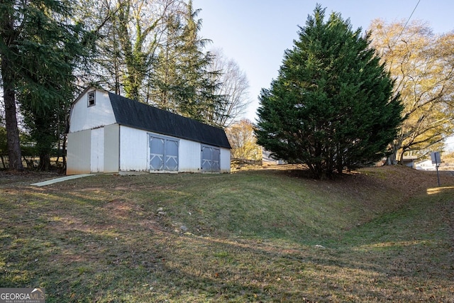 view of yard featuring an outdoor structure