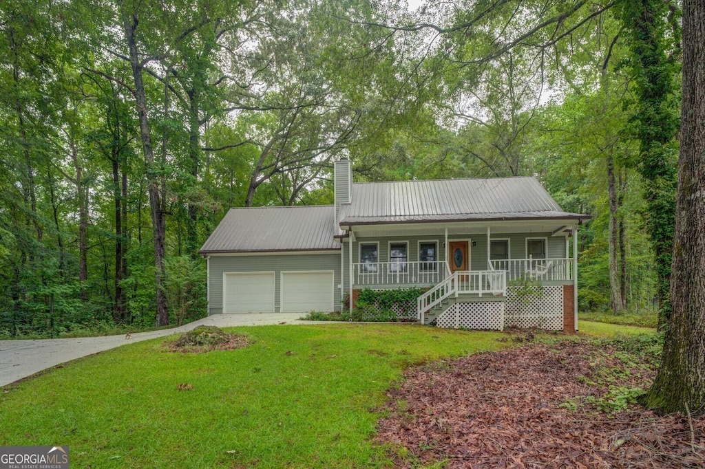 view of front of house featuring a front lawn, a porch, and a garage