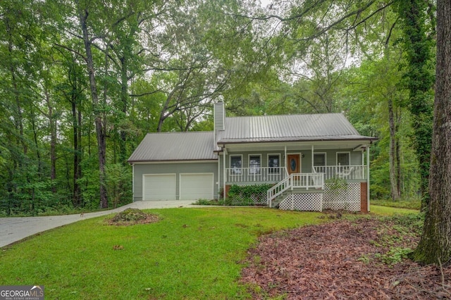 view of front of house featuring a front lawn, a porch, and a garage