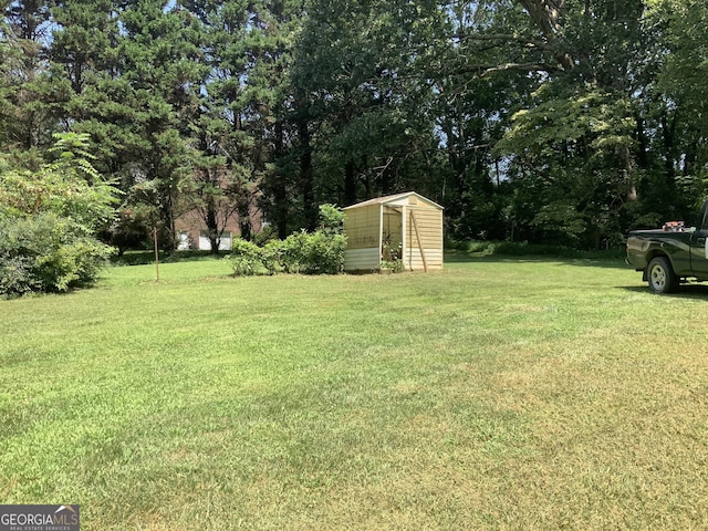 view of yard featuring a storage shed