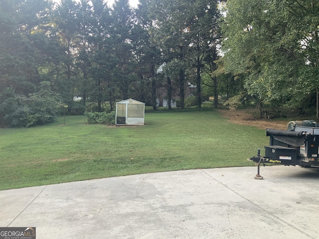 view of yard featuring an outdoor structure