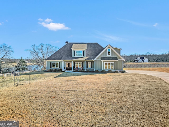 view of front of property featuring a front yard