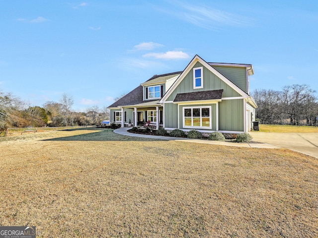 view of front of property featuring a front lawn and covered porch