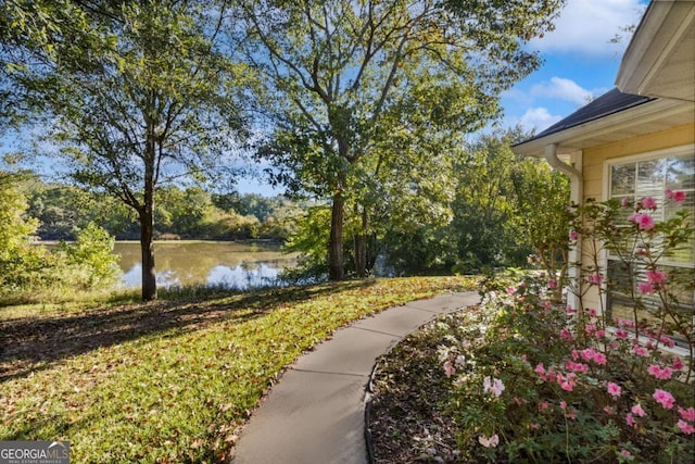 view of yard featuring a water view