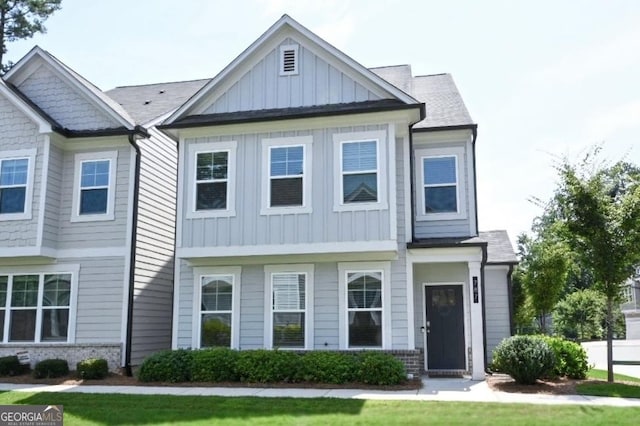 view of front of property with a front lawn