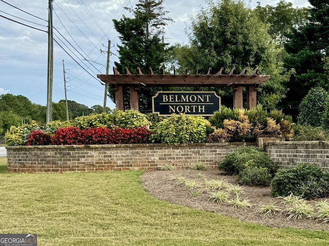 community / neighborhood sign featuring a yard