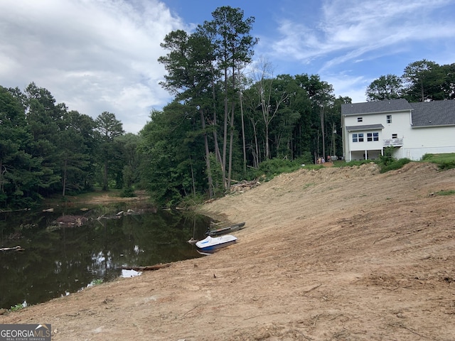 view of yard featuring a water view