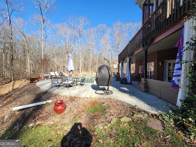 view of yard featuring a patio