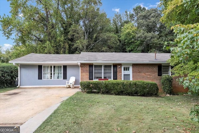 single story home featuring a front yard