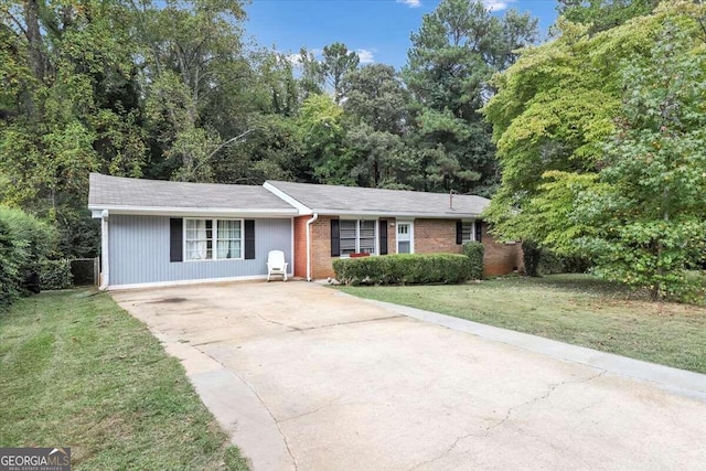 single story home featuring a front lawn