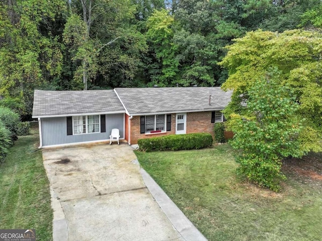 ranch-style home with a front lawn