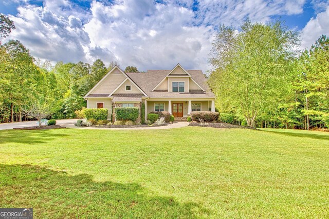 craftsman house featuring a front yard