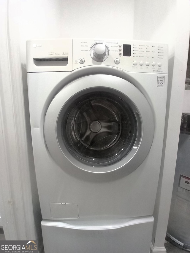 laundry room with washer / clothes dryer