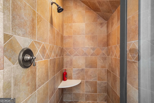 bathroom featuring a tile shower