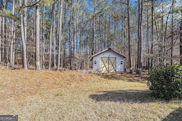 view of yard featuring a shed