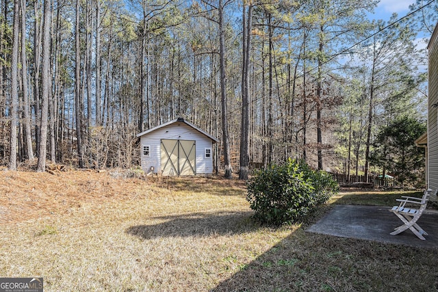 view of yard featuring a storage shed