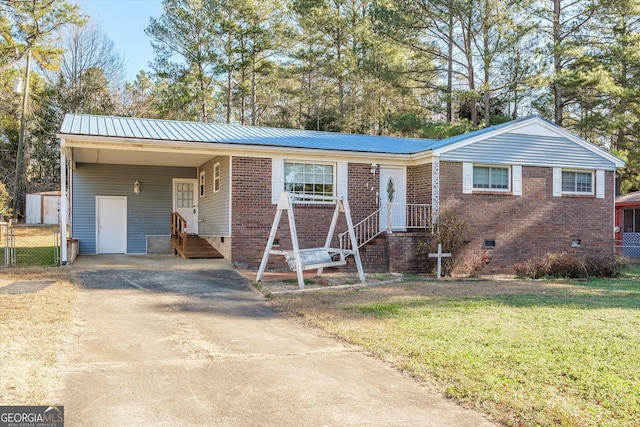 view of front of house featuring a front yard and a carport