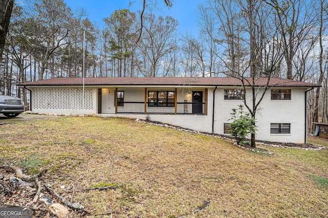 ranch-style house featuring a front lawn