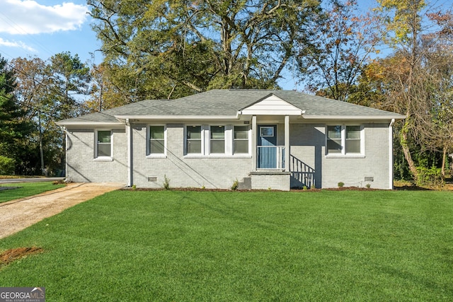 bungalow featuring a front lawn