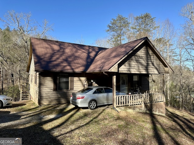 view of front facade featuring a porch and a front yard