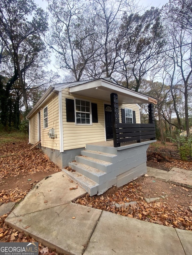 view of front of property featuring covered porch