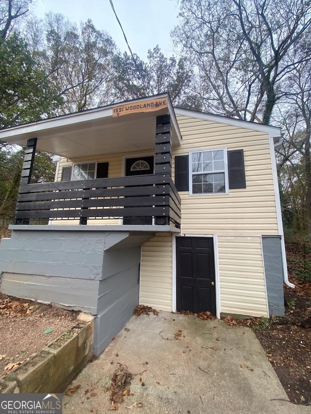 view of front of home featuring a balcony