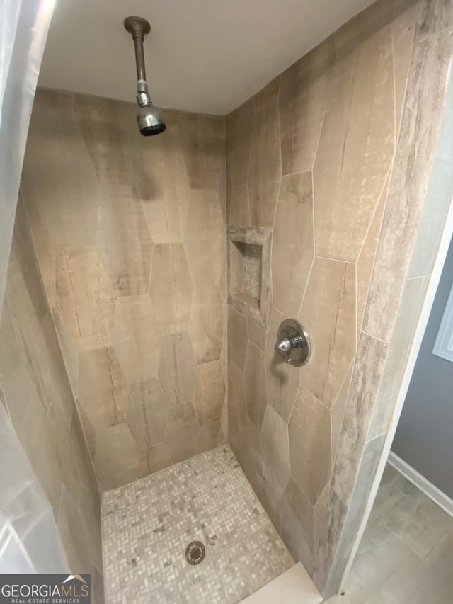 bathroom featuring a tile shower