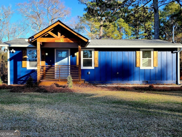 view of front facade featuring a front lawn