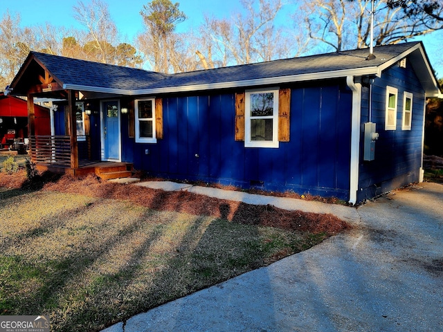 view of front facade with a front yard