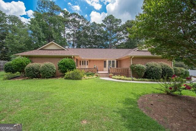 ranch-style house featuring a front lawn