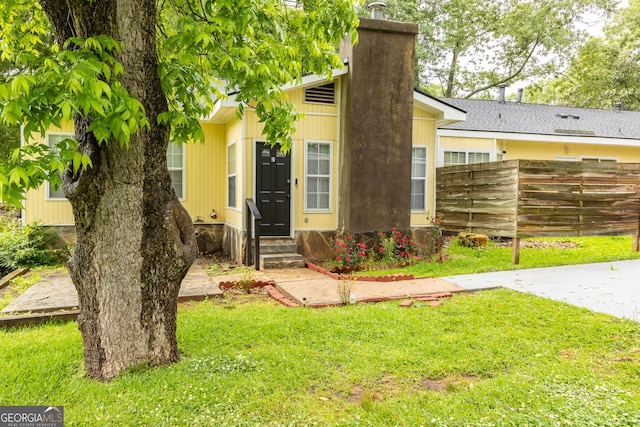 view of front of property with a front yard