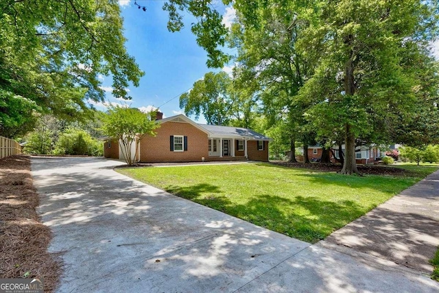 ranch-style house featuring a front yard