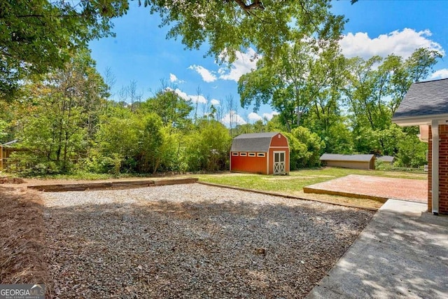 view of yard featuring a storage shed