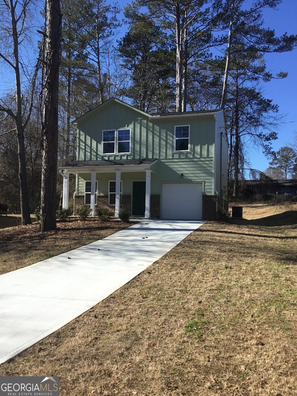 view of front of home featuring covered porch and a garage