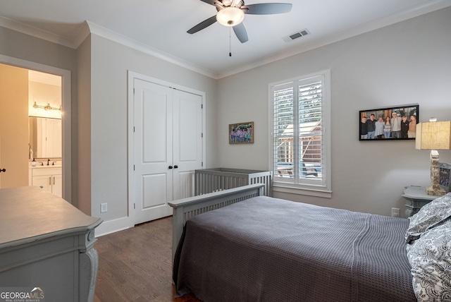 bedroom with ceiling fan, crown molding, connected bathroom, dark hardwood / wood-style floors, and a closet