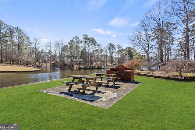 view of yard featuring a water view