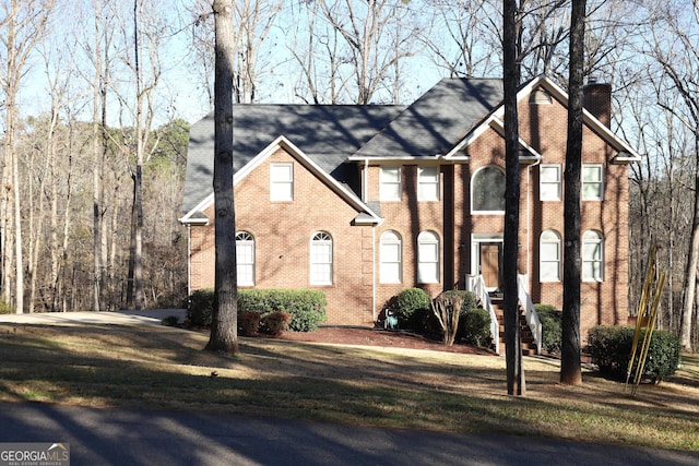 view of front of house featuring a front lawn