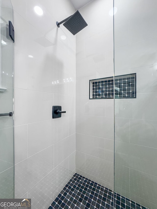 bathroom featuring tiled shower