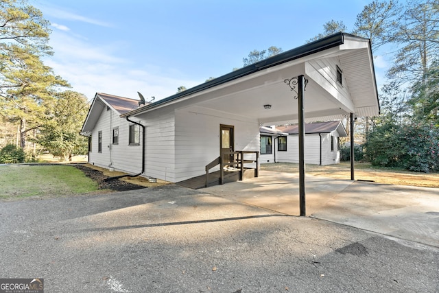 view of front facade featuring a carport