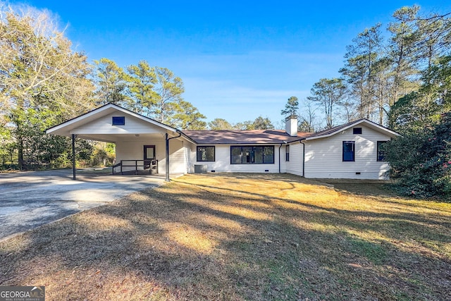 ranch-style home featuring a front lawn and a carport