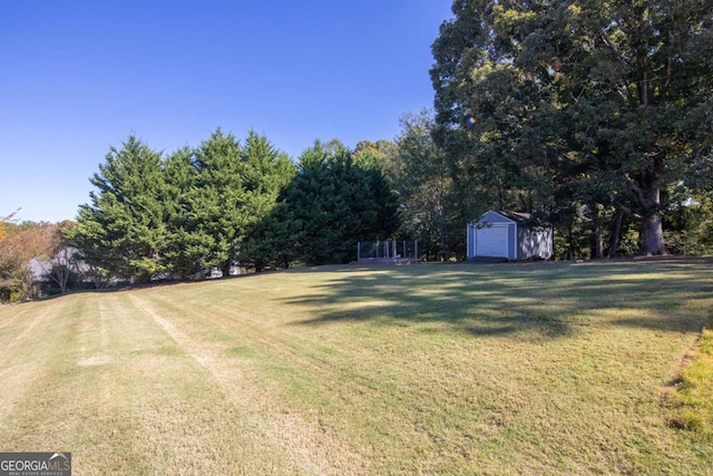 view of yard with an outbuilding and a garage