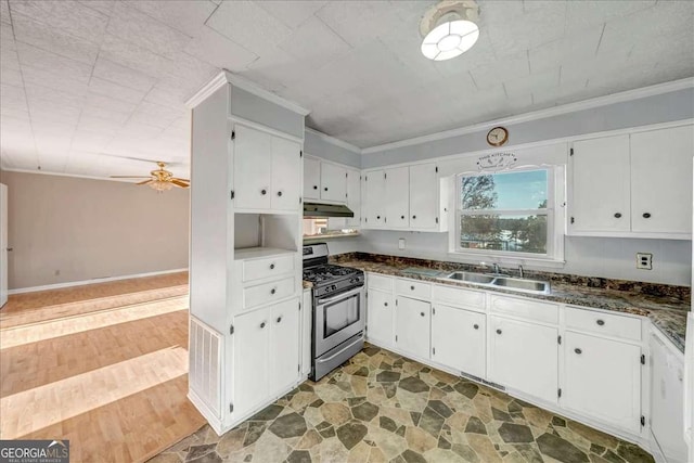 kitchen featuring white cabinets, sink, light hardwood / wood-style flooring, stainless steel gas range, and ceiling fan