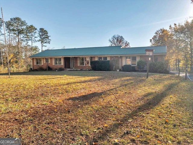 single story home with a front yard