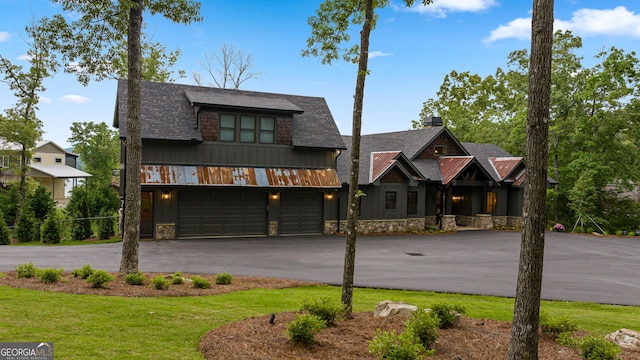 view of front facade featuring a front lawn and a garage