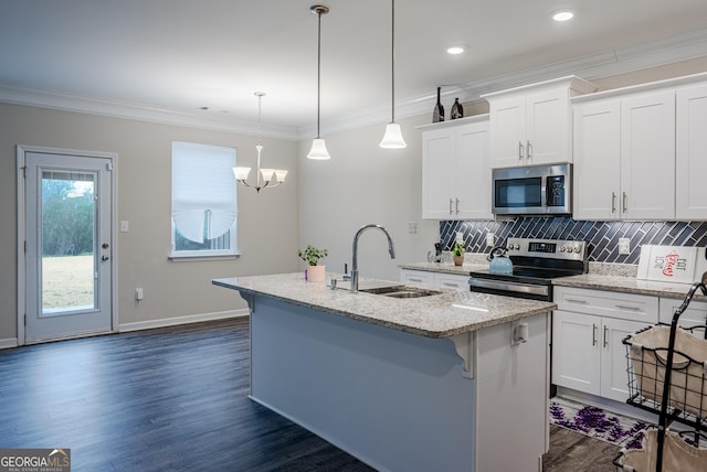 kitchen featuring sink, an island with sink, stainless steel appliances, and decorative light fixtures